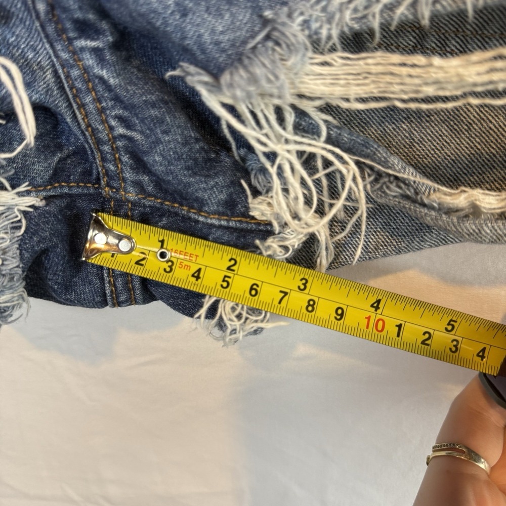 Levi's Women's 501 Premium Button Fly Distressed Denim Shorts Size 26x3.5 - Picture 7 of 7
